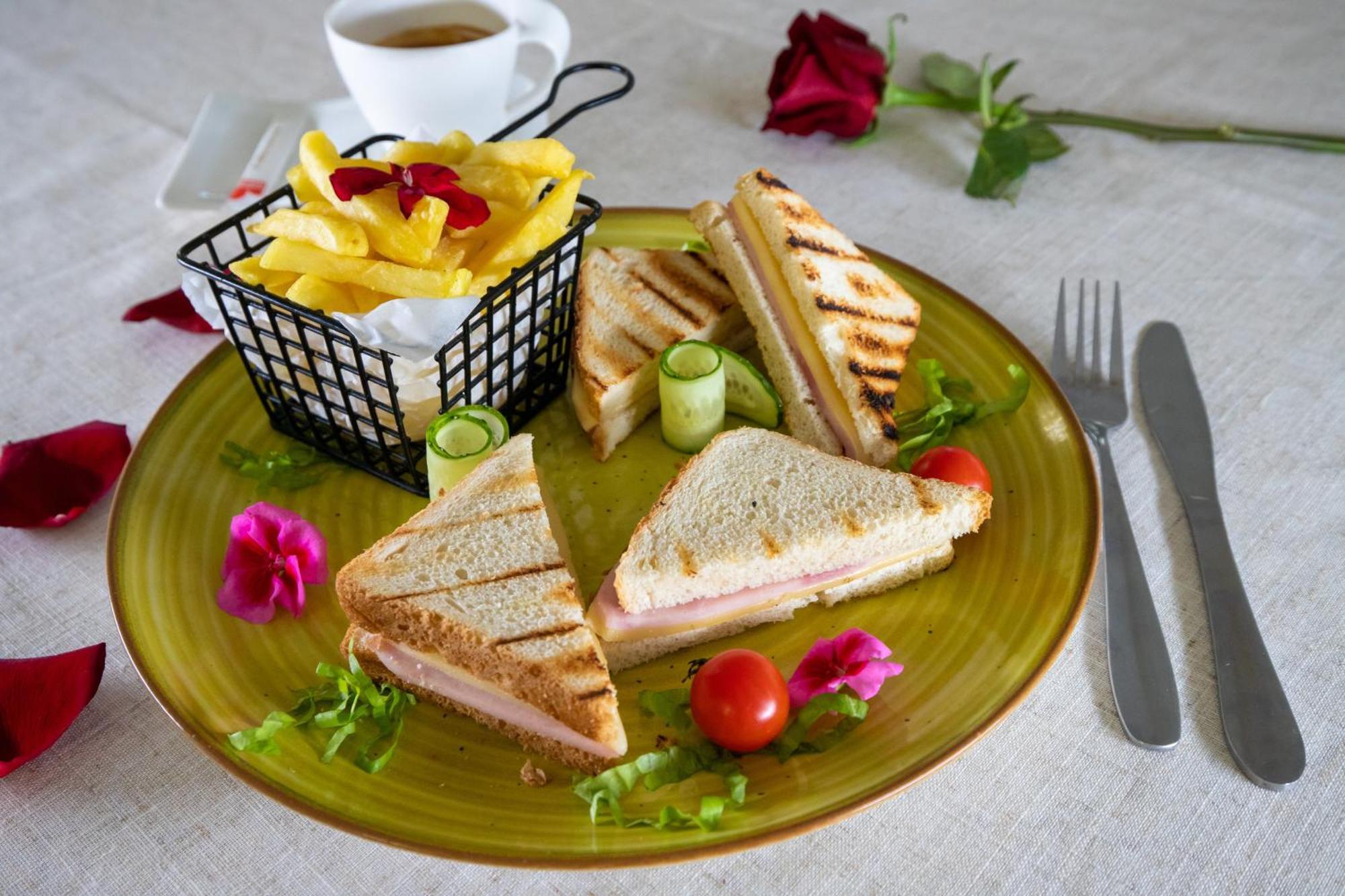 Hotel Rodiv Găeşti Екстериор снимка