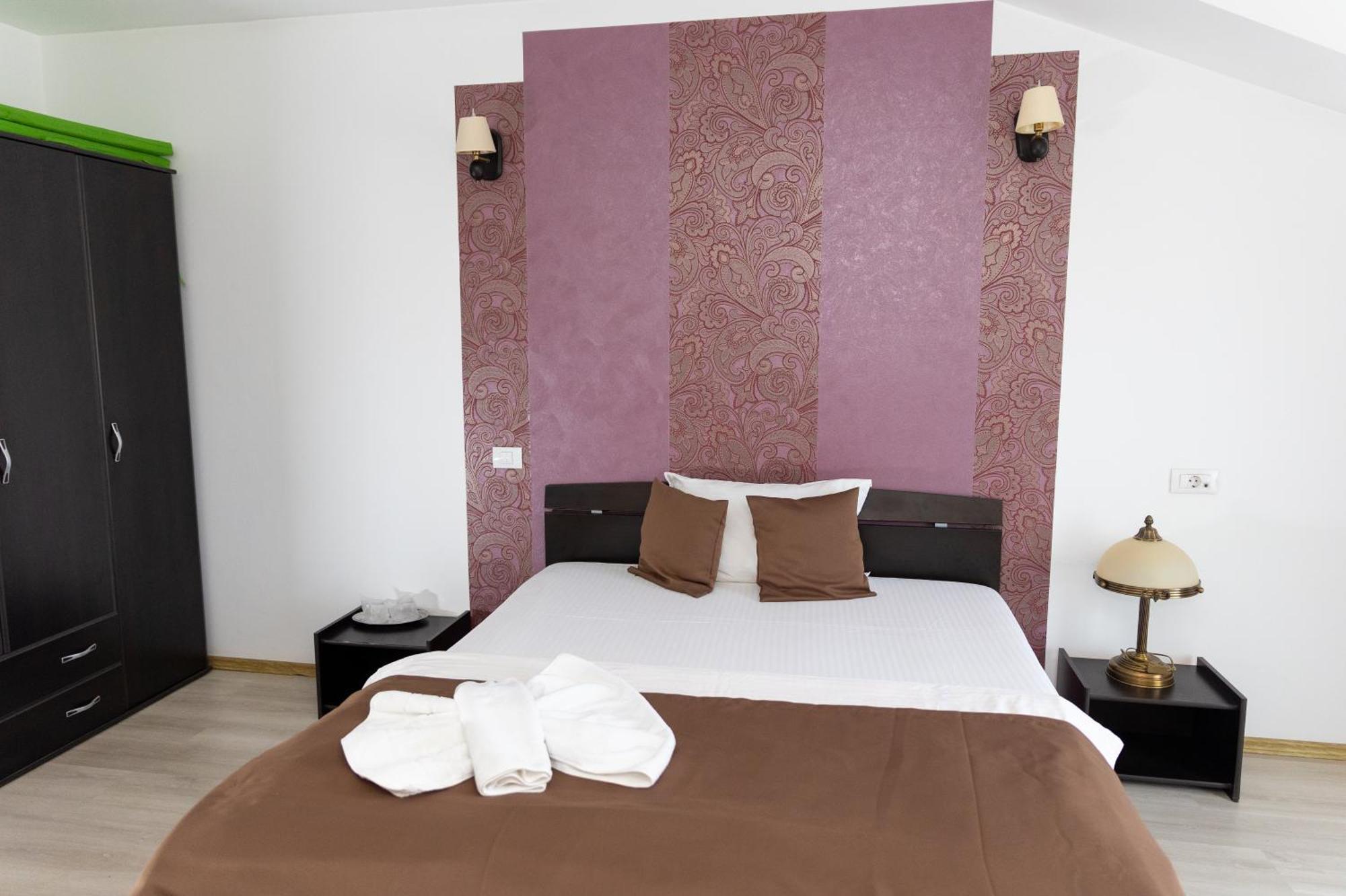 Hotel Rodiv Găeşti Екстериор снимка