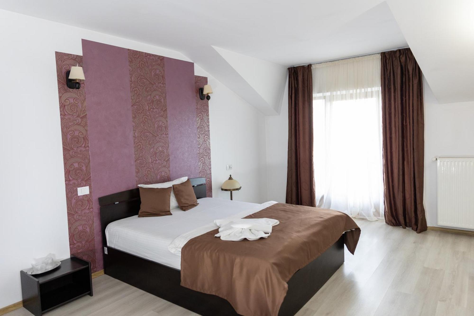 Hotel Rodiv Găeşti Екстериор снимка