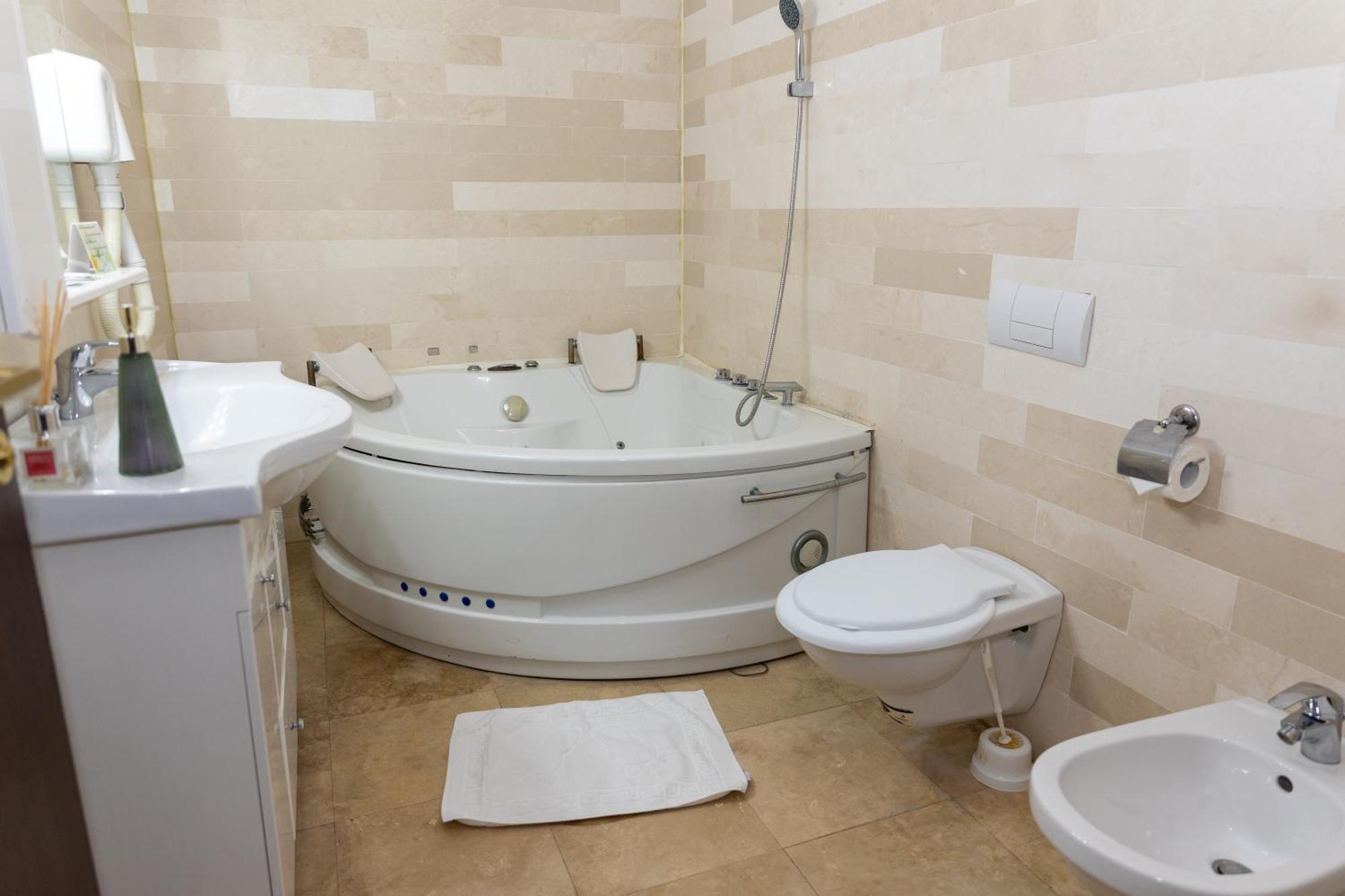 Hotel Rodiv Găeşti Екстериор снимка