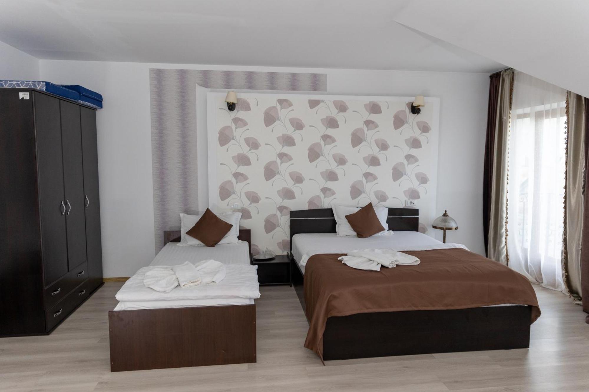 Hotel Rodiv Găeşti Екстериор снимка