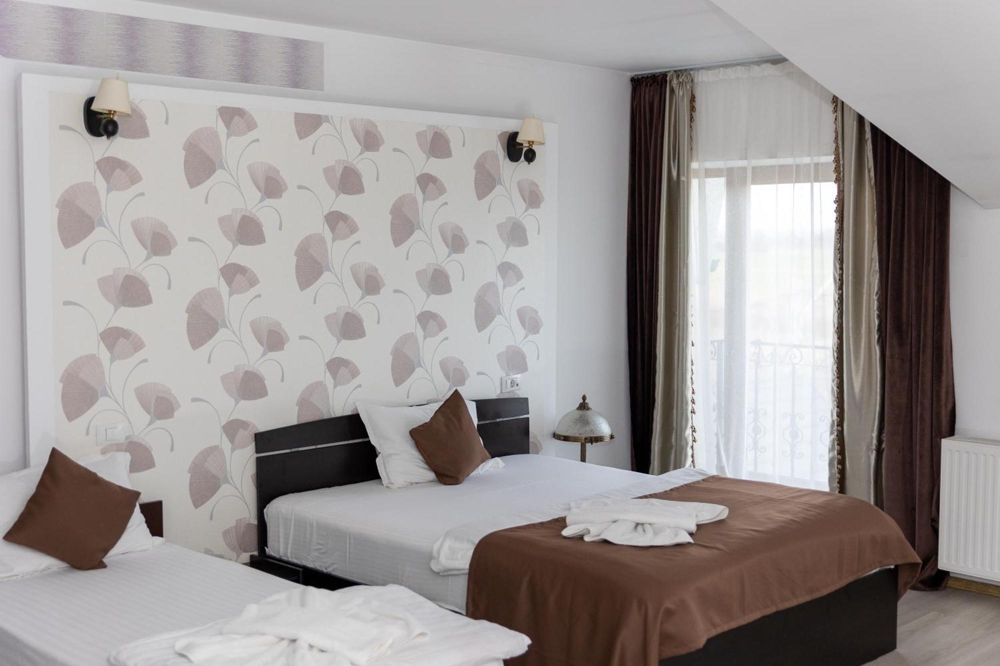 Hotel Rodiv Găeşti Екстериор снимка