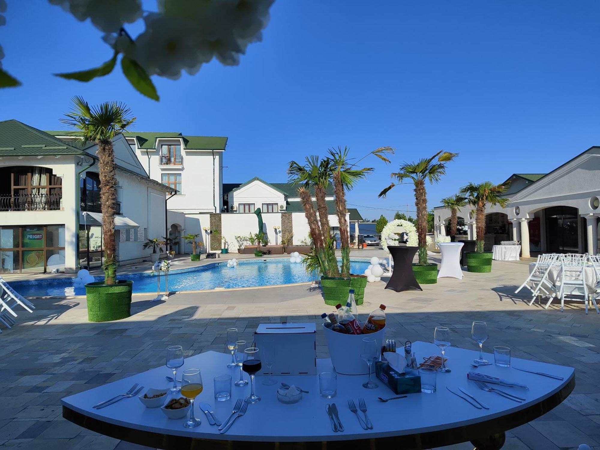 Hotel Rodiv Găeşti Екстериор снимка