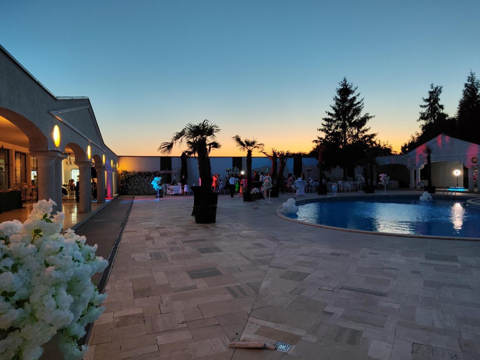 Hotel Rodiv Găeşti Екстериор снимка