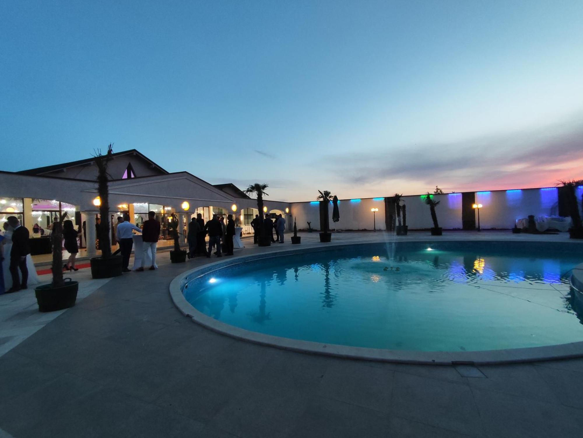Hotel Rodiv Găeşti Екстериор снимка