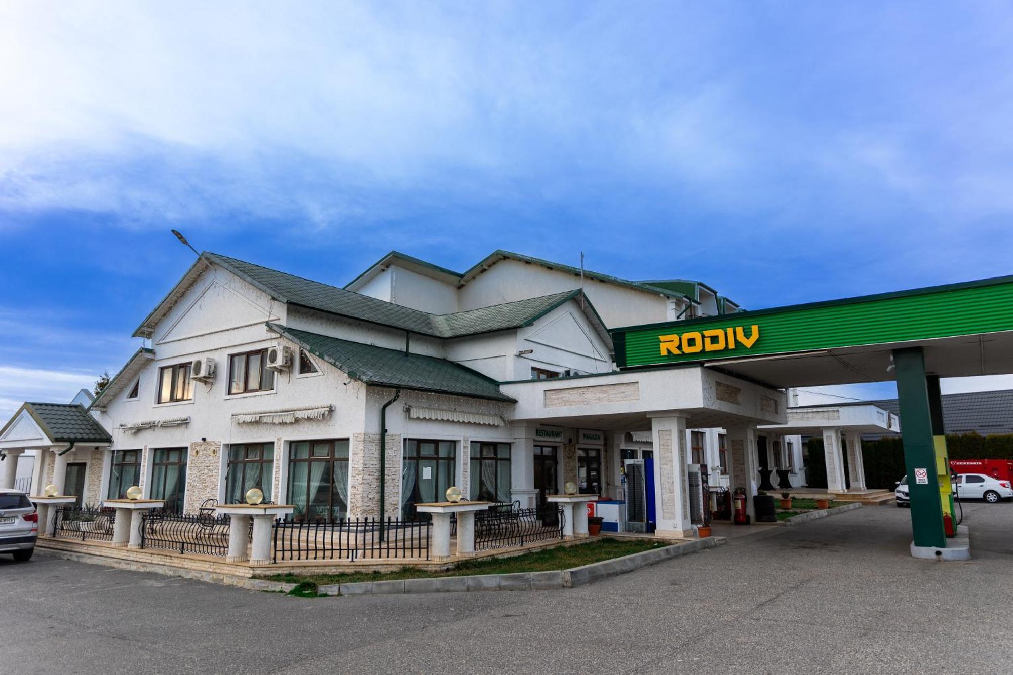Hotel Rodiv Găeşti Екстериор снимка