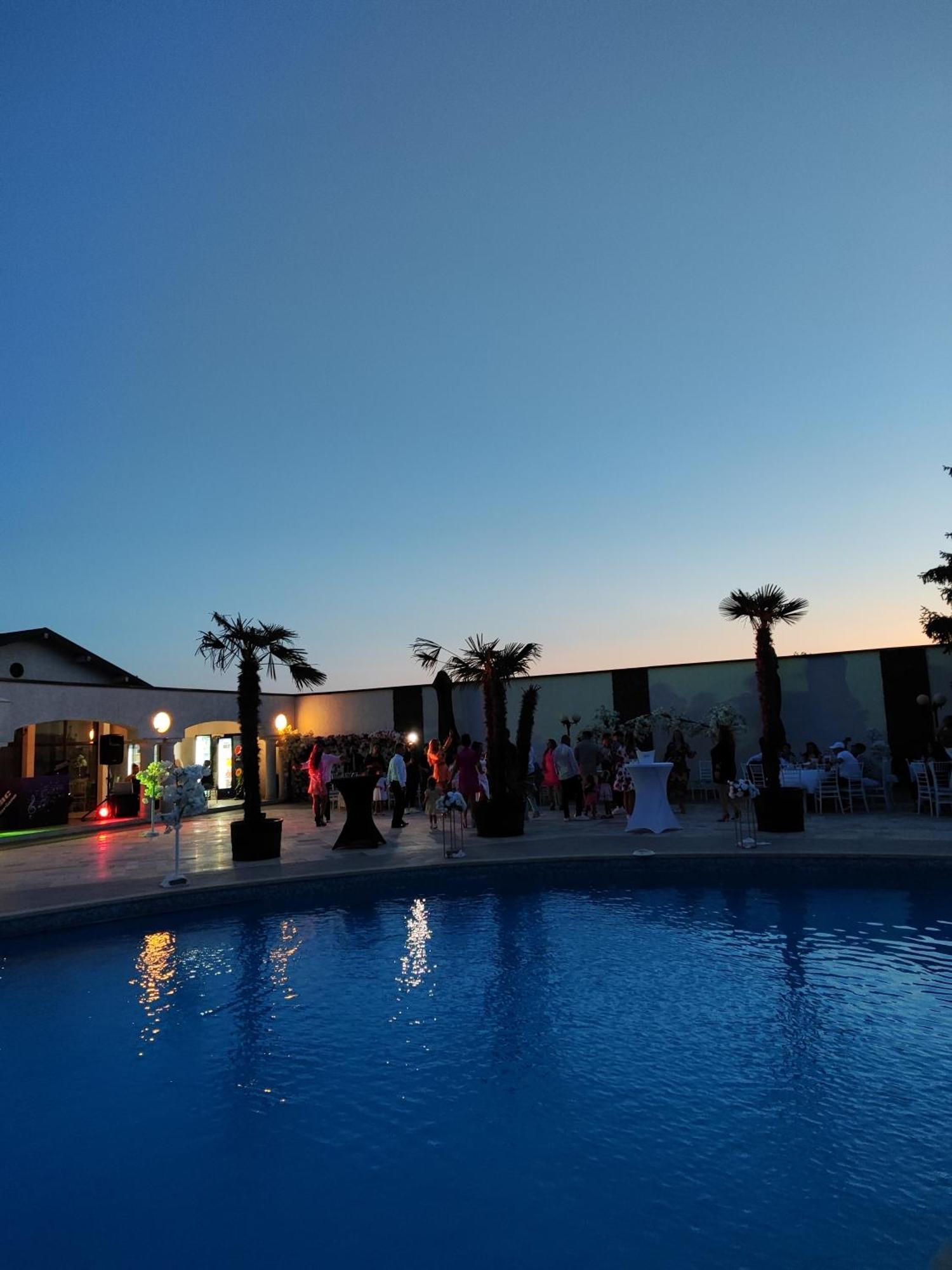 Hotel Rodiv Găeşti Екстериор снимка