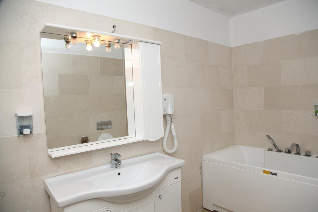 Hotel Rodiv Găeşti Екстериор снимка