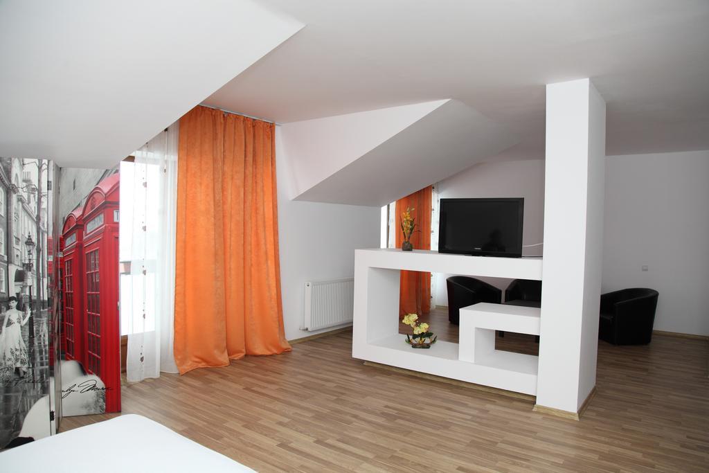 Hotel Rodiv Găeşti Екстериор снимка