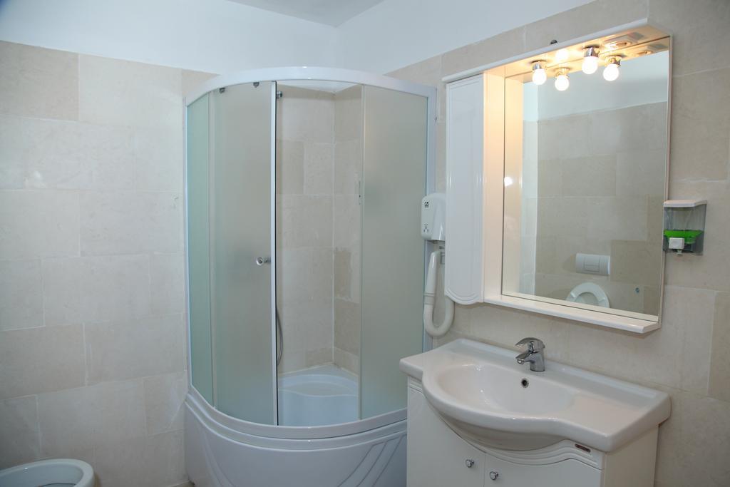 Hotel Rodiv Găeşti Екстериор снимка